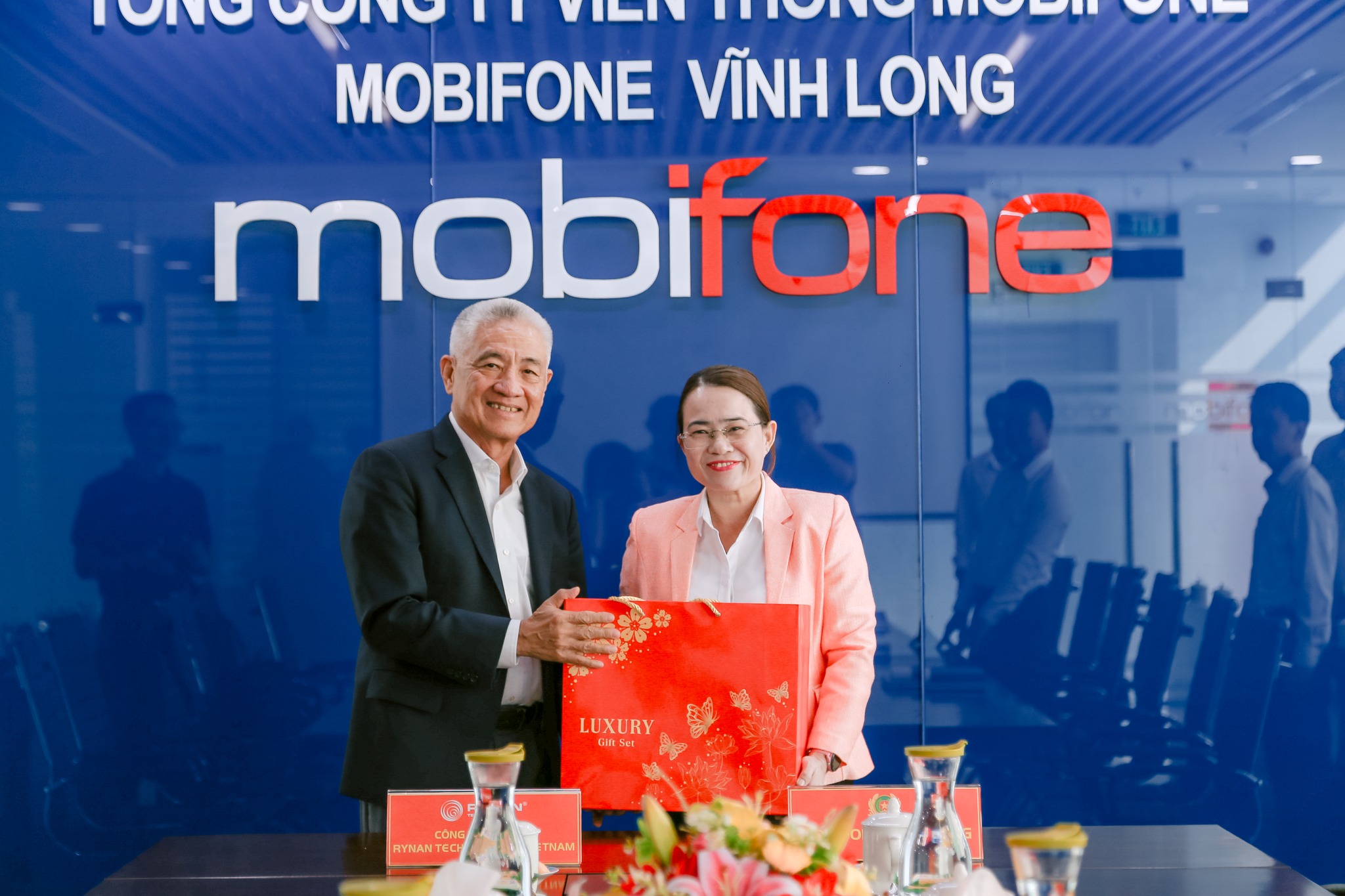 LỄ KÝ KẾT MOU HỢP TÁC CHUYỂN ĐỔI SỐ GIỮA RYNAN TECHNOLOGIES VIETNAM VÀ MOBIFONE VĨNH LONG